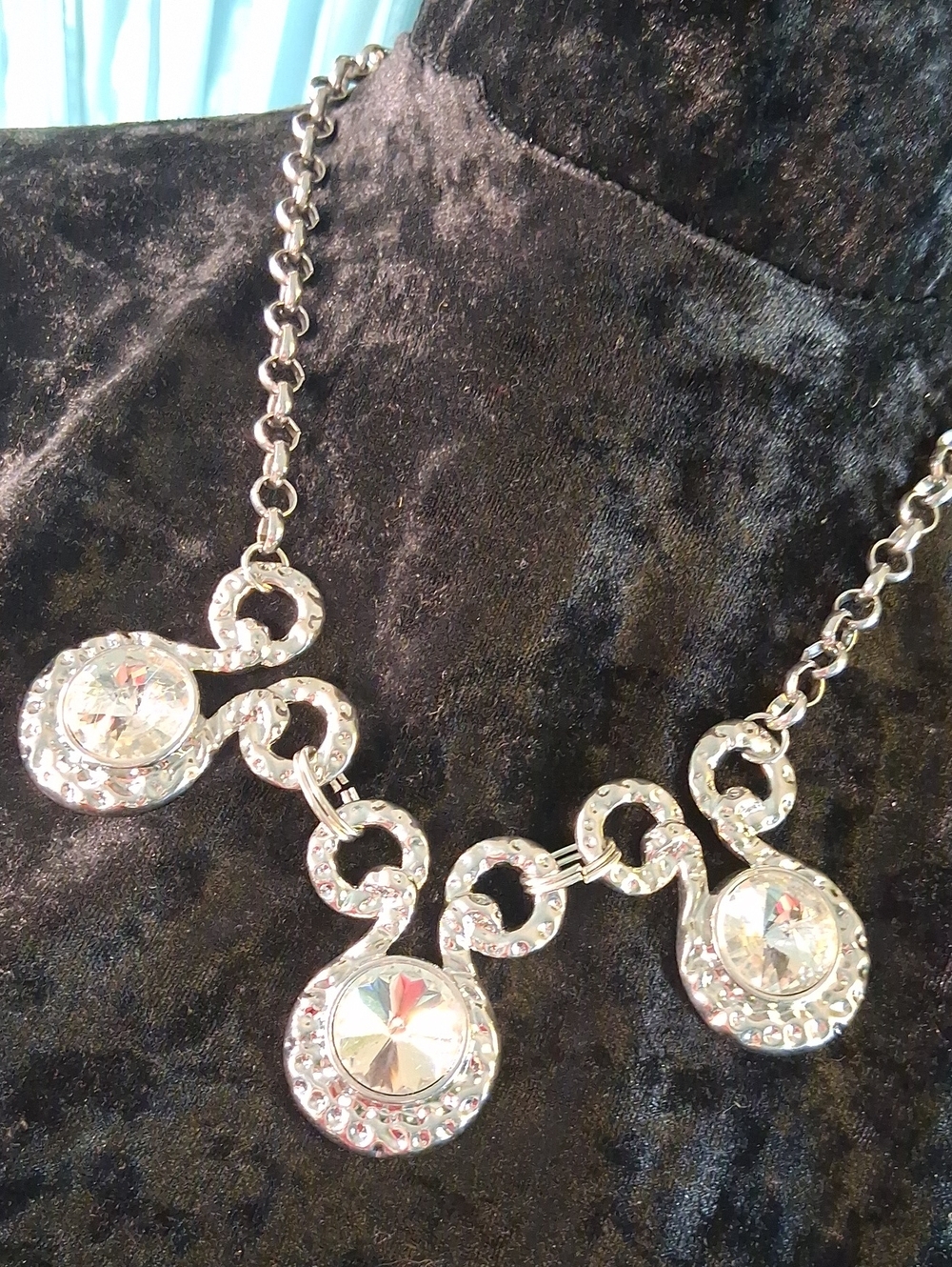 paparazzi Silver Crystal Drop Statememt Necklace. 18 +2